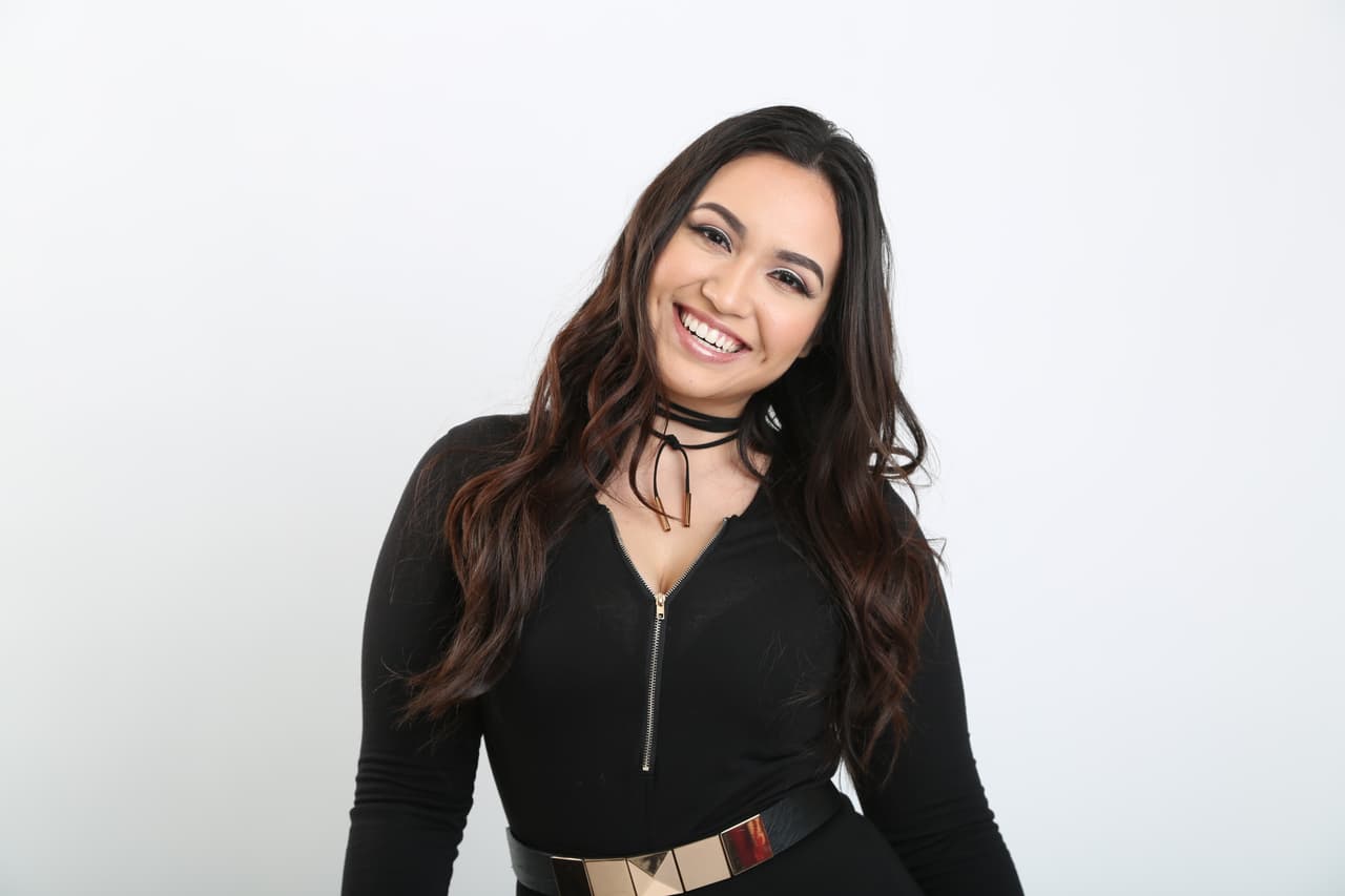 La primera ocasión que Verónica estuvo en un escenario fue en una competencia, donde aseguró sintió muchos nervios.