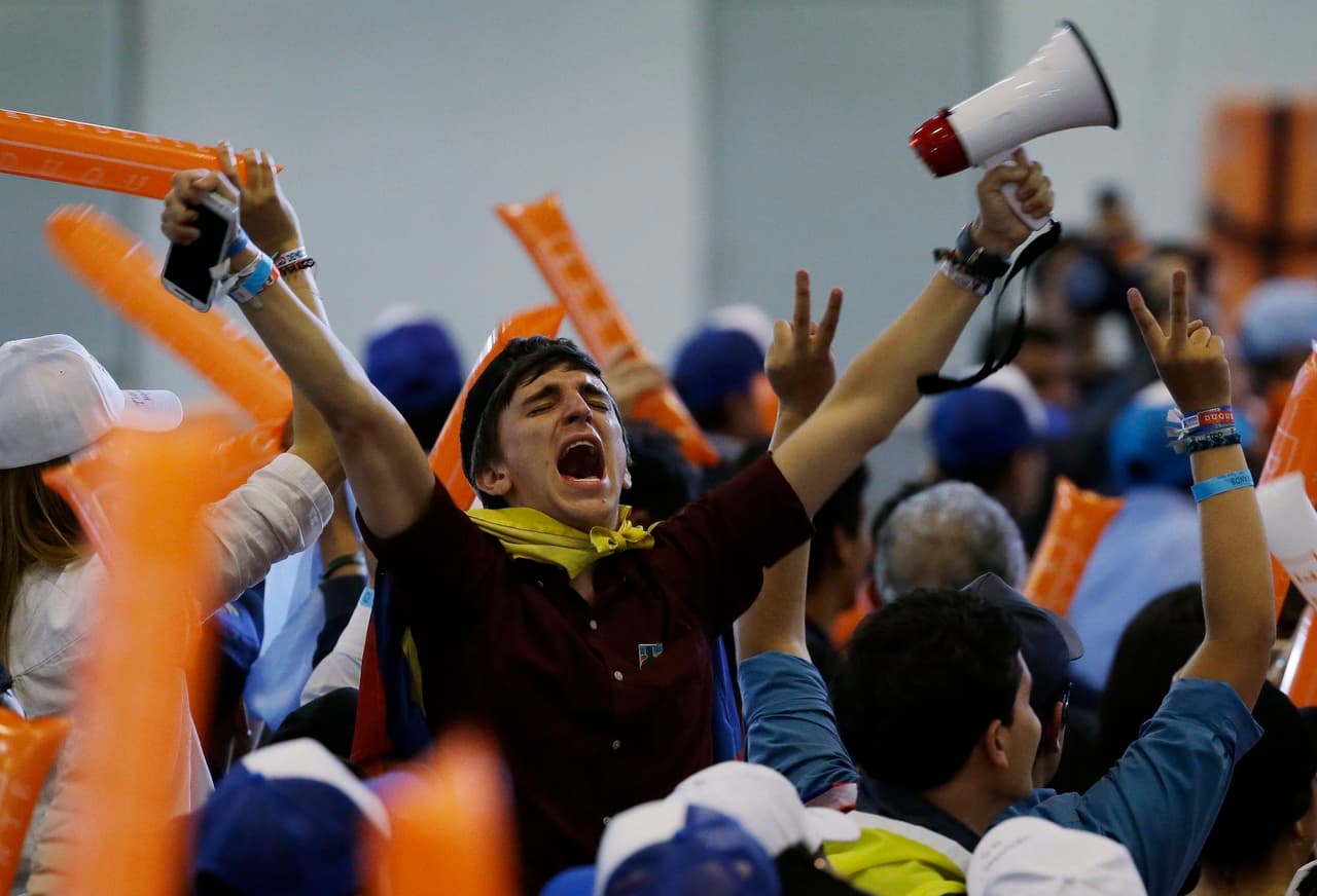 Uno de los seguidores de Iván Duque estalla de alegría al conocer el resultado de la votación de este domingo, que favoreció a su candidato.