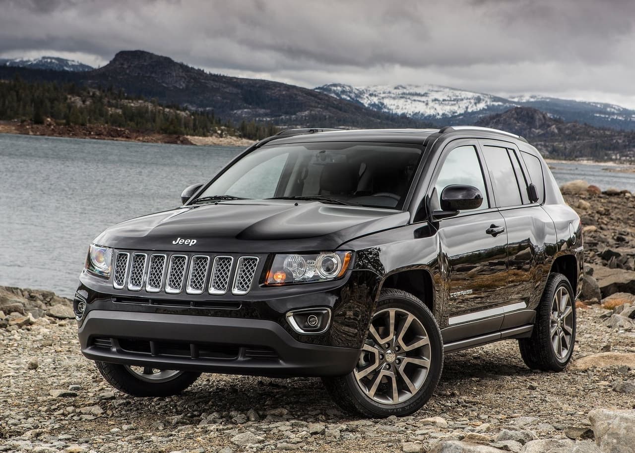 La SUV pequeña menos satisfactoria – Jeep Compass: Asientos delanteros incómodos, una visión posterior poco clara, un interior austero y un rendimiento sin destacar son las causas que llevaron a la publicación a colocar esta camioneta en el ranking.