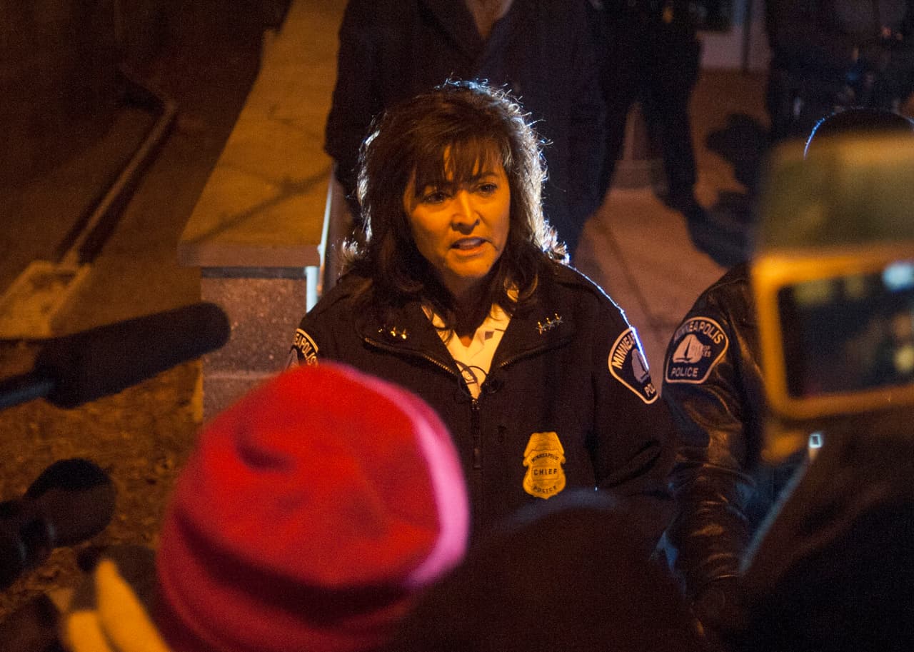 Jefa de policía de Minneapolis renuncia por caso de australiana baleada tras llamar al 911