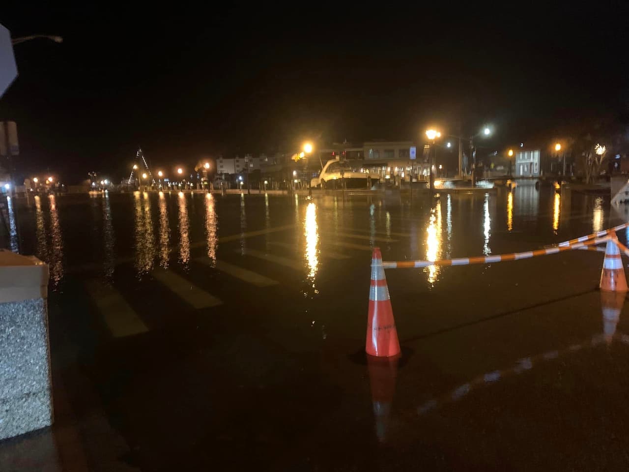 Autoridades procedieron al cierre de vialidades para evitar incidentes mayores.