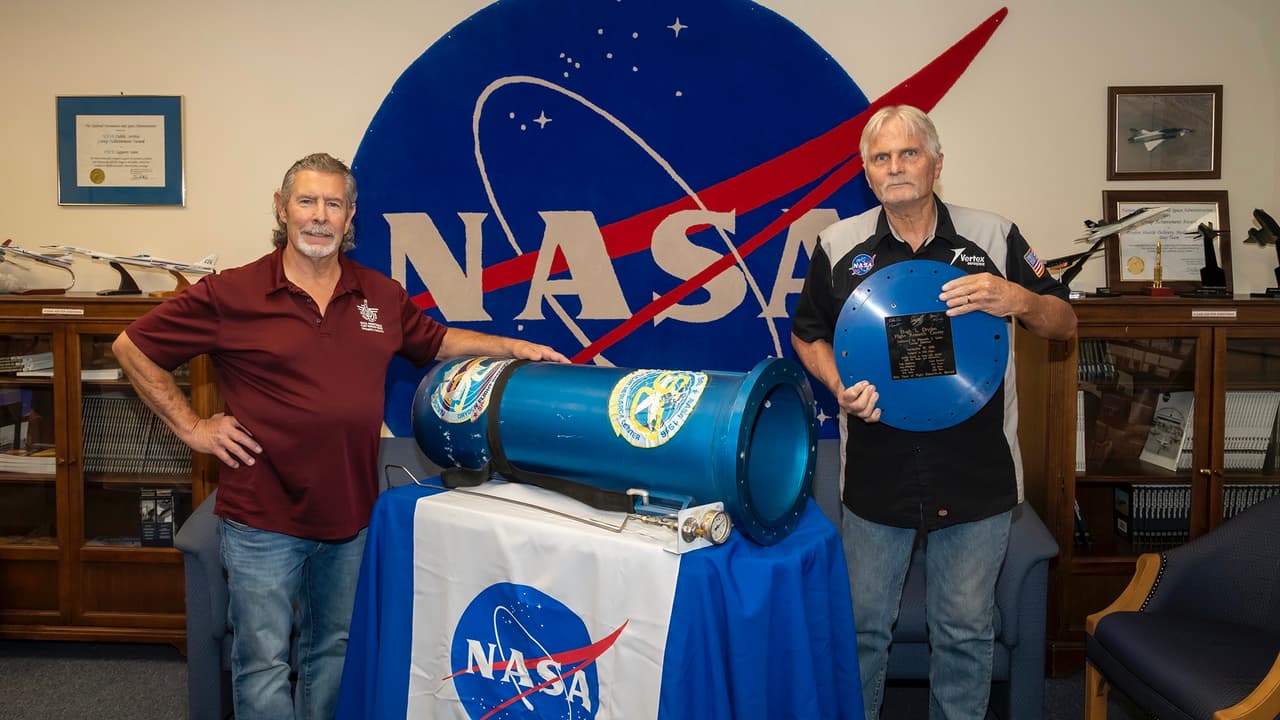 Andy Blua y Don Whitfield junto a la cápsula del tiempo que ayudaron a construir hace 25 años.