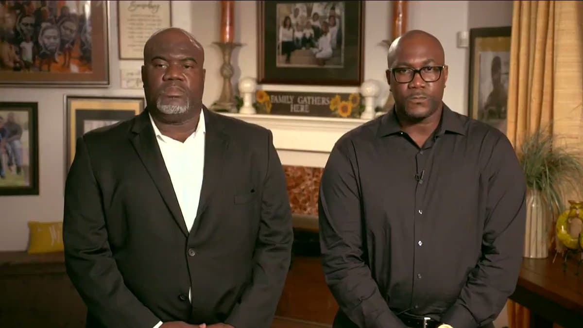 Los hermanos de George Floyd, el afroamericano oriundo de Houston cuyo homicidio, a manos de un policía de Minneapolis, desató una ola de protestas en EEUU en contra de la brutalidad policial participaron en la Convención. Rodney y Philonise Floyd se refirieron a las manifestaciones. "Personas de todas las razas, edades, géneros e historias han salido a protestar por el amor y la unidad". Su participación fue seguida por un momento de silencio.