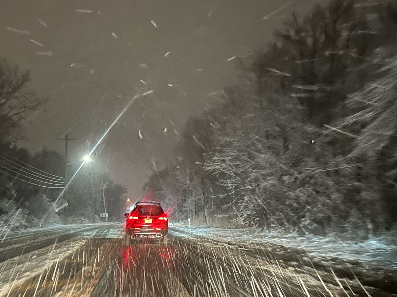 Esta imagen muestra la caída de nieve en la ruta W9 en Alpine, Nueva Jersey, el 6 de enero de 2024.