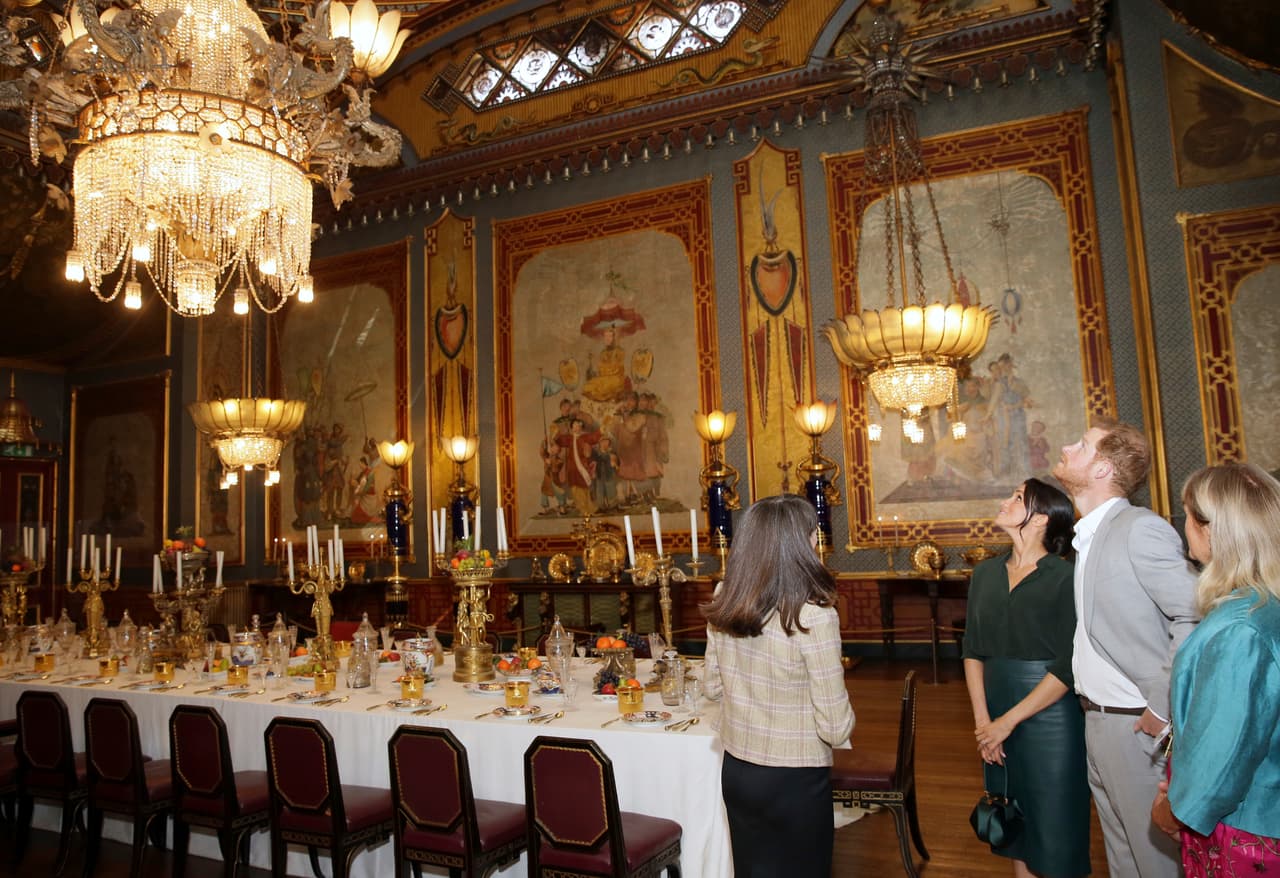 Más tarde se le vio más feliz durante la visita que hicieron al 
<b><a href="https://brightonmuseums.org.uk/royalpavilion/">Pabellón de Brighton</a></b>.