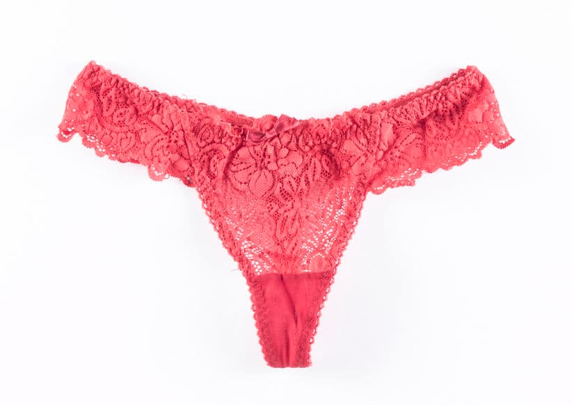 <b>Pocos glúteos. </b>Opta por una braguitas con volantes o usa tangas con corte bajo ‘V’. También puedes optar por un 
<i>body</i> con forma de braguita brasileña.