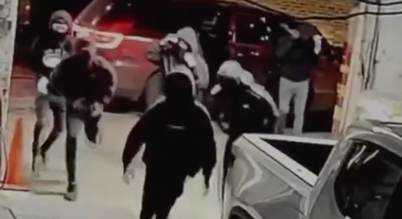 Ladrones son captados robando varios autos en negocio de Albany Park