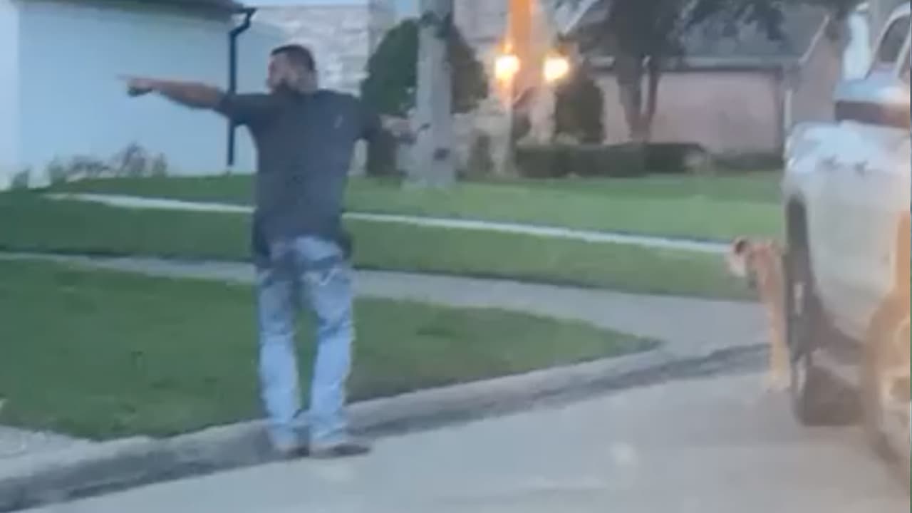 Un oficial fuera de servicio que vive cerca de donde estaba suelto el animal llegó al lugar tras ver fotos que habían publicado en un foro del vecindario.