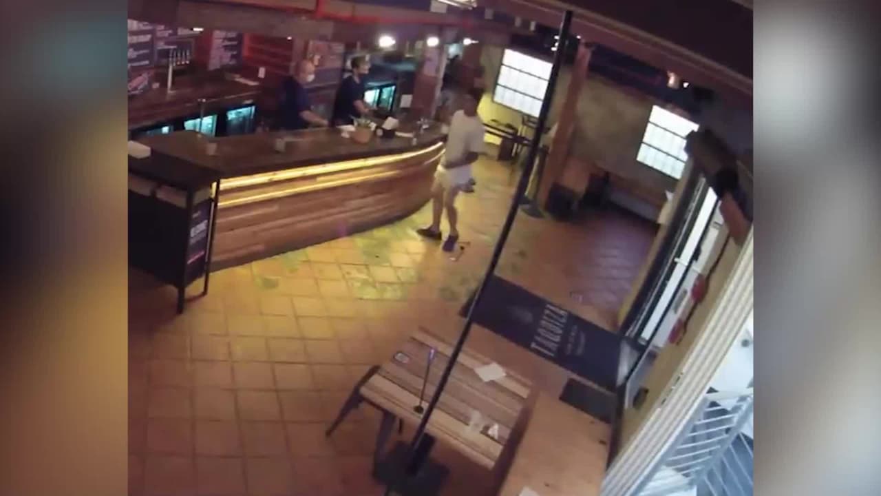 Buscan a un hombre que causó destrozos y abusó del personal en un restaurante de Miami Beach