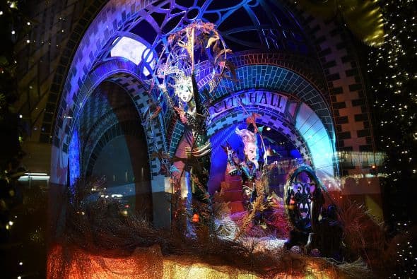 Las vitrinas navideñas de Saks FithAvenue están listas para ser admiradas por millones de visitantes. Con atuendos y accesorios lujosos que suman miles de dólares, las vitrinas se han convertido en un ícono de Nueva York. Mark Briggs, Jefe de Marketing y creativo para Saks Fifth Avenue, dijo en un comunicado que este año se han incorporado elementos nuevos , por lo que es una experiencia como ninguna otra ... una experiencia para recordar."