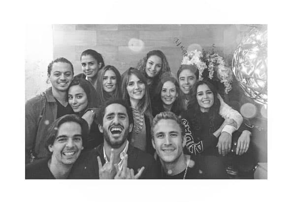 Son parte del mismo grupo de amistades, la mayoría se conocieron en el Centro de Educación Artística de Televisa (CEA).