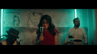 Camila, la cantante de 'Havana' está en un cabaret habanero, dándolo todo sobre el escenario y bailando con varios galanes dentro y fuera de la pista.