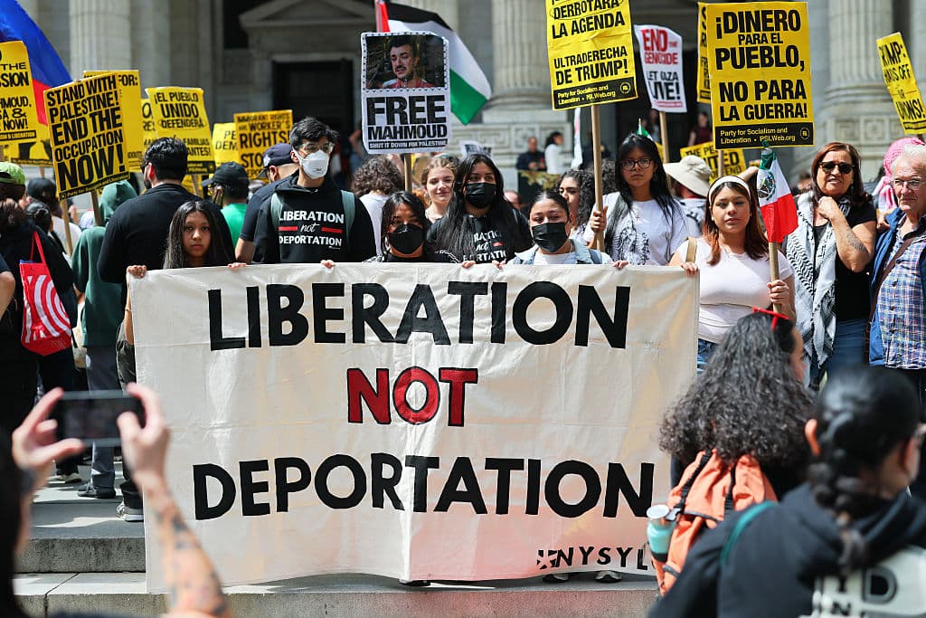 A las afueras de la histórica biblioteca de la ciudad de Nueva York el llamado en contra de las deportaciones masivas de inmigrantes fue contundente, al igual que la solución propuesta.