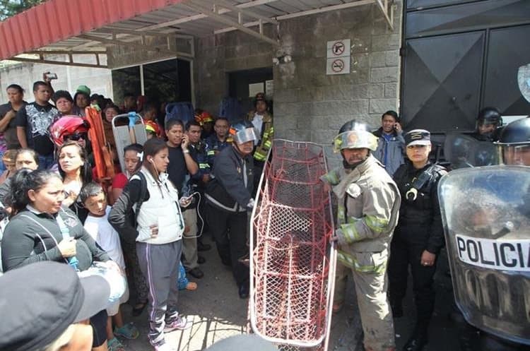 El conflicto se originó en un dormitorio, donde se incendiaron los colchones en los que duermen los internos, pero las llamas acabaron propagándose por otras instancias.