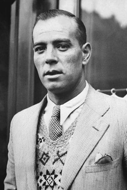 En 1933, José Samitier, que jugó 17 años con Barcelona, tuvo diferencias con la directiva blaugrana y decidió irse con el Real Madrid, a partir de ese momento las tensiones aumentaron.