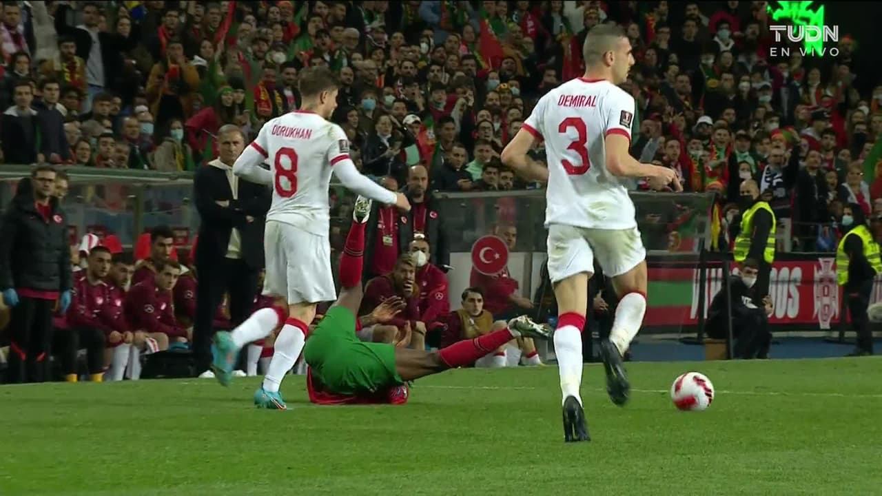 ¡CERCA! Cristiano Ronaldo disparó que se estrella en el poste.