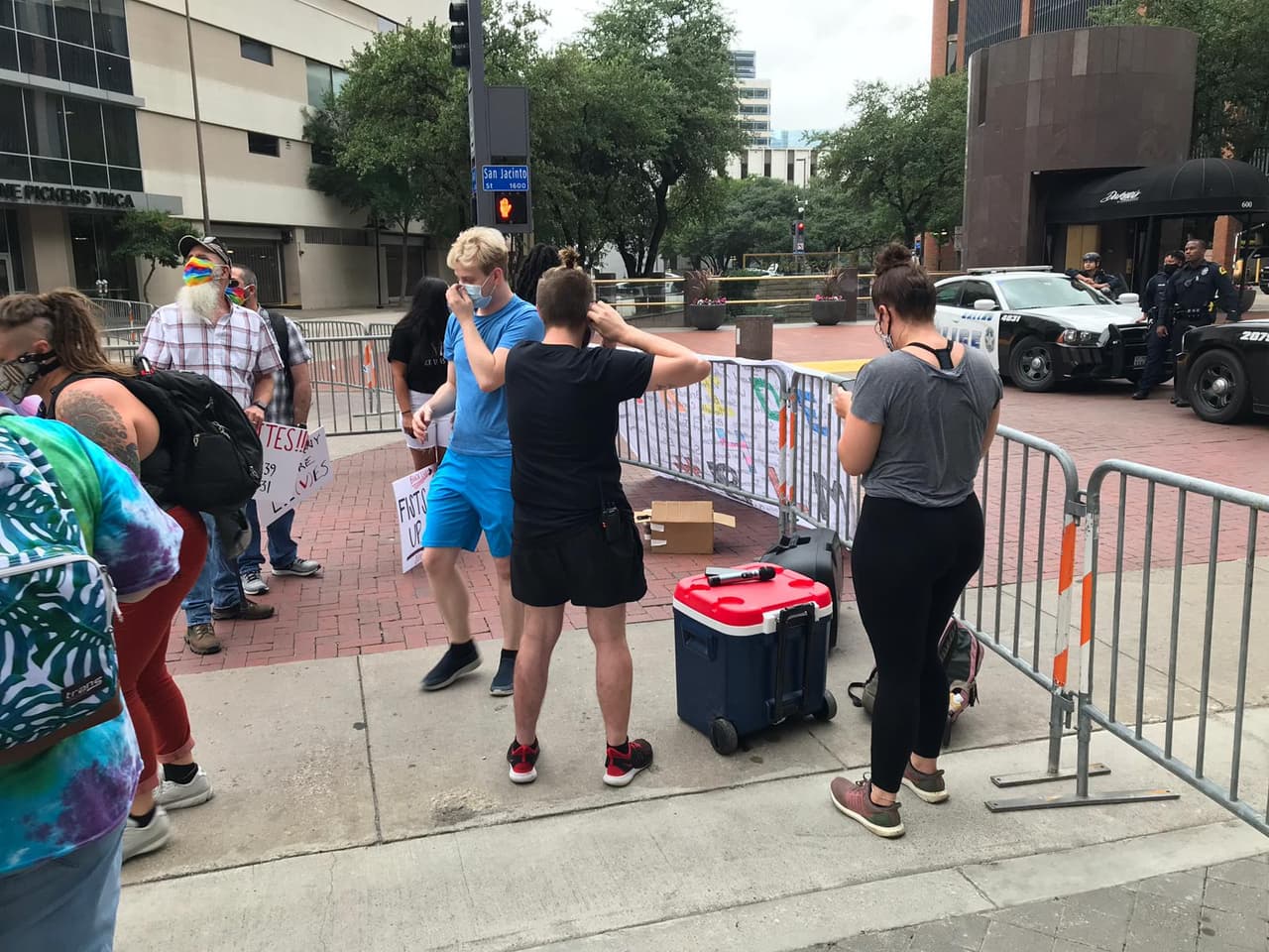 Pence arribó al aeropuerto Dallas Love Field alrededor de las 10 a.m. El vicepresidente Mike Pence suspendió los eventos de campaña que tenía programados para la próxima semana en Florida y Arizona, debido a que estos estados experimentan un aumento en los nuevos casos de coronavirus.
<br>