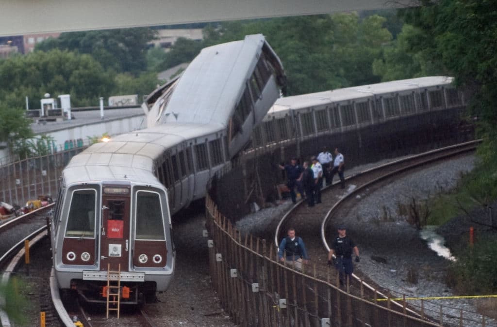 En la fotografía, el personal de emergencia investiga la escena de la colisión. Tras el impacto, un tren quedó encima del otro.