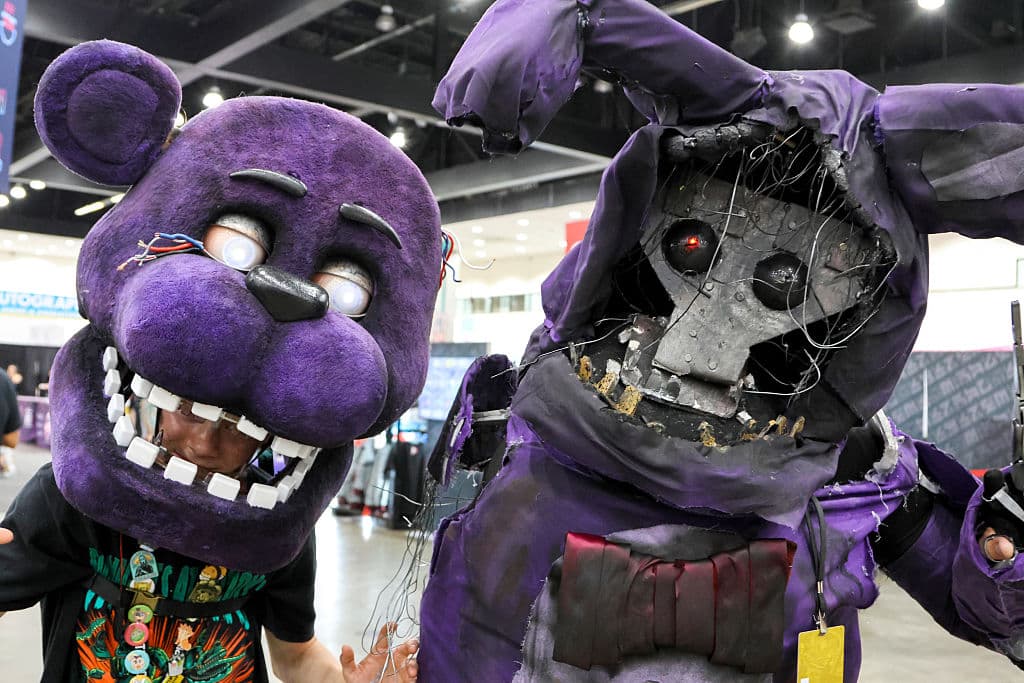 Aterradores cosplayers de Five Nights at Freddy's invaden LA Comic Con 2025: animatrónicos de pesadilla cobran vida en el Convention Center de Los Ángeles.