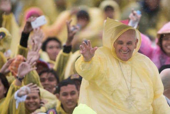 Un poncho amarillo de plástico hizo al menos el intento de cubrir a Bergoglio, cuyo ánimo no bajó el mal clima.