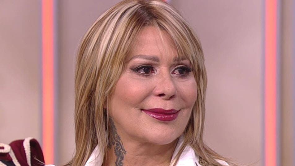 El pasado 1 de febrero,
<b><a href="https://www.univision.com/shows/despierta-america/alejandra-guzman-frida-sofia-pleito-reconciliacion" target="_blank">Alejandra Guzmán llegó al foro de Despierta América</a></b>. Se sentó a hablar con Alan Tacher y Raúl González y rompió en lágrimas cuando le preguntaron si quería abrazar a su hija Frida Sofía, con quien
<b><a href="https://www.univision.com/famosos/lo-que-esconde-el-pleito-entre-frida-sofia-y-alejandra-guzman-medias-verdades-y-una-gran-pregunta-sin-respuesta-fotos" target="_blank">está distanciada desde finales de 2018. </a></b>