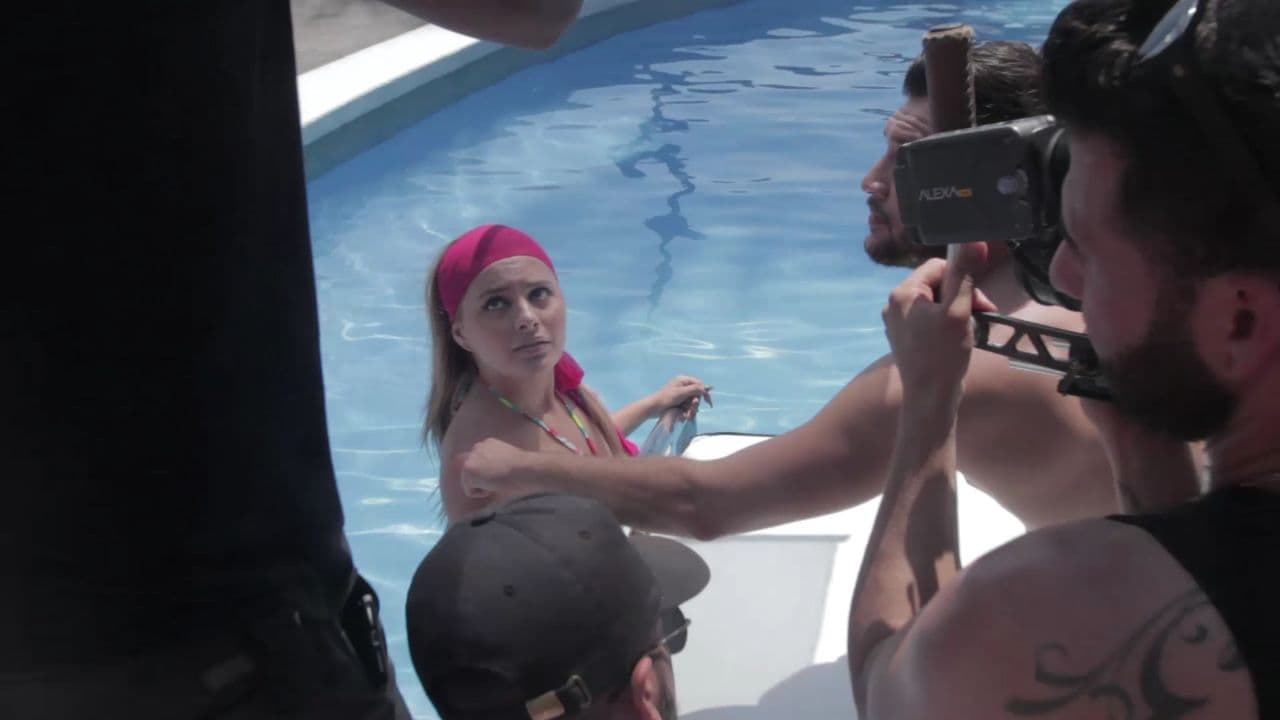 El video fue producido por LGA Entreteiment y se ocuparon dos modelos para protagonizar esta historia de amor y nostalgia.