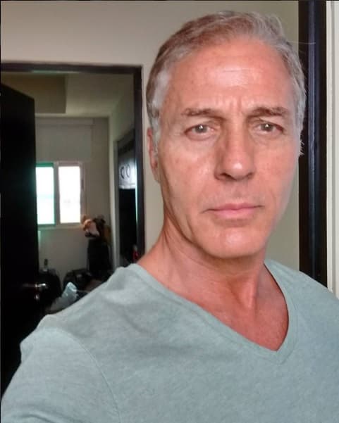 Javier Gómez, también actor argentino de 60 años de edad es el mayor del grupo, sin embargo ha entrenado a la par de todos para poder deleitar con los bailes a sus seguidoras.