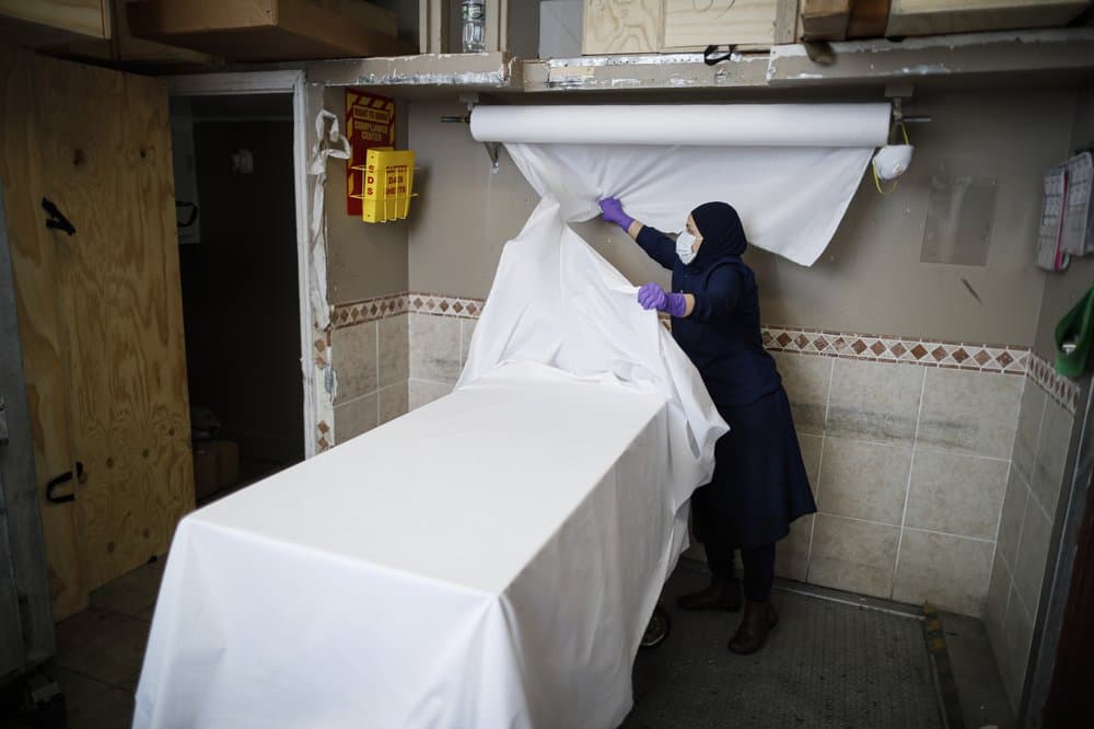 Una trabajadora de la funeraria Daniel J. Schaefer prepara una superficie para limpiar cuerpos respetando costumbres religiosas.