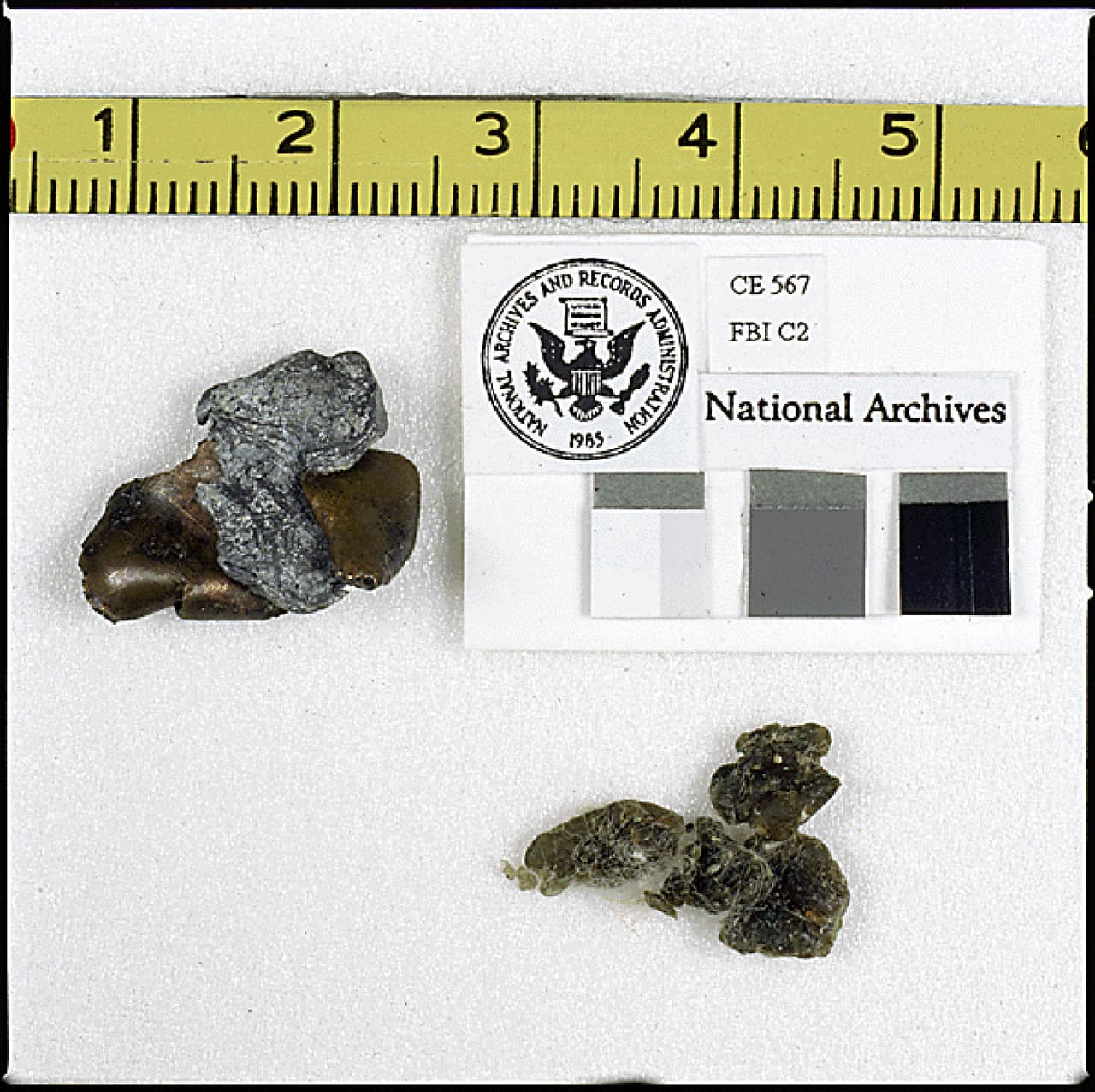 Fragmento de una bala encontrada frente de la limusina presidencial después del asesinato del presidente Kennedy. La investigación de la comisión Warren descubrió que Lee Harvey Oswald asesinó a un oficial de la policía de Dallas 45 minutos después del ataque al presidente, cuando huía del lugar desde donde presuntamente disparó a JFK.