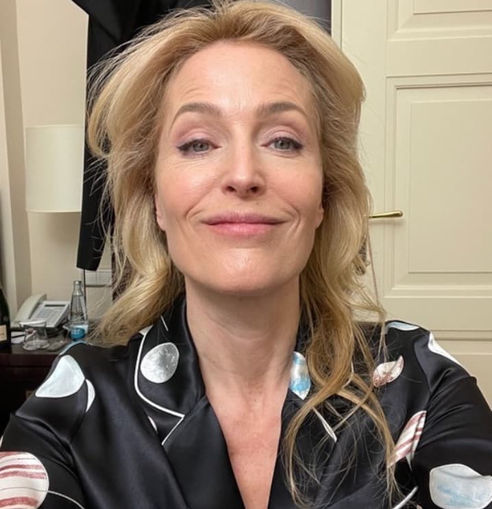 Gillian Anderson, nominada a Mejor Actriz de Reparto en una Serie por su trabajo en 'The Crown', se dejó ver así 
<b><a href="https://www.instagram.com/p/CL2XlpLFOSB/" target="_blank">horas antes de que iniciara la premiación. </a></b>