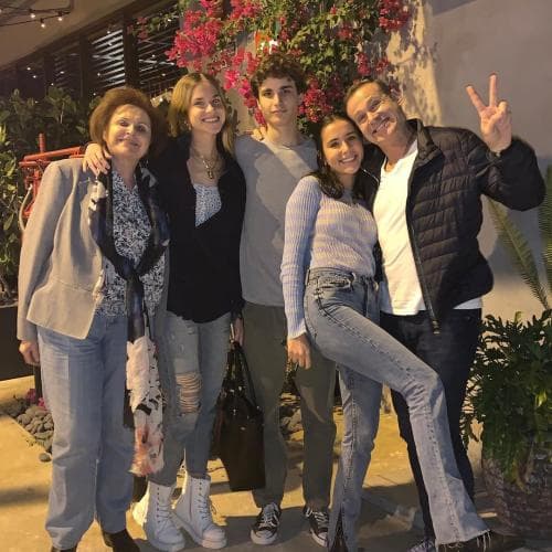 Él está feliz con su familia numerosa, aquí lo vemos disfrutando de una relajada noche con sus tres hijos mayores y su mamá.