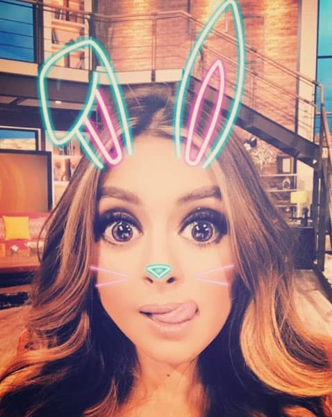 También se ha hecho pasar por una tierna conejita con colores neón.