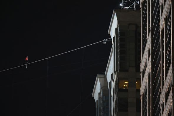 Wallenda caminó primero en pendiente el equivalente a dos cuadras, con un ángulo de 19 grados entre los edificios Marina West y Leo Burnett.