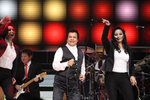 El Divo de Juárez, Juan Gabriel, hizo retumbar Phoenix con su música, su voz y sus bailes, enloqueciendo a miles de fans que llenaron el US Airways Center. Con un "¡Viva México!", Juanga arrancó su gira de conciertos del tour "Volver" ante un auditorio repleto que respondió con la misma pasión. Este ícono mexicano deleitó al público con sus grandes éxitos como "Querida", "El Noa Noa", "Inocente pobre amigo," y "Amor Eterno" entre muchos otros. El cantante se entregó por entero a sus seguidores, quienes cantaron, bailaron, lloraron y hasta aprovecharon para tomarse una selfie en un espectáculo que fue divertido y emotivo a la vez.