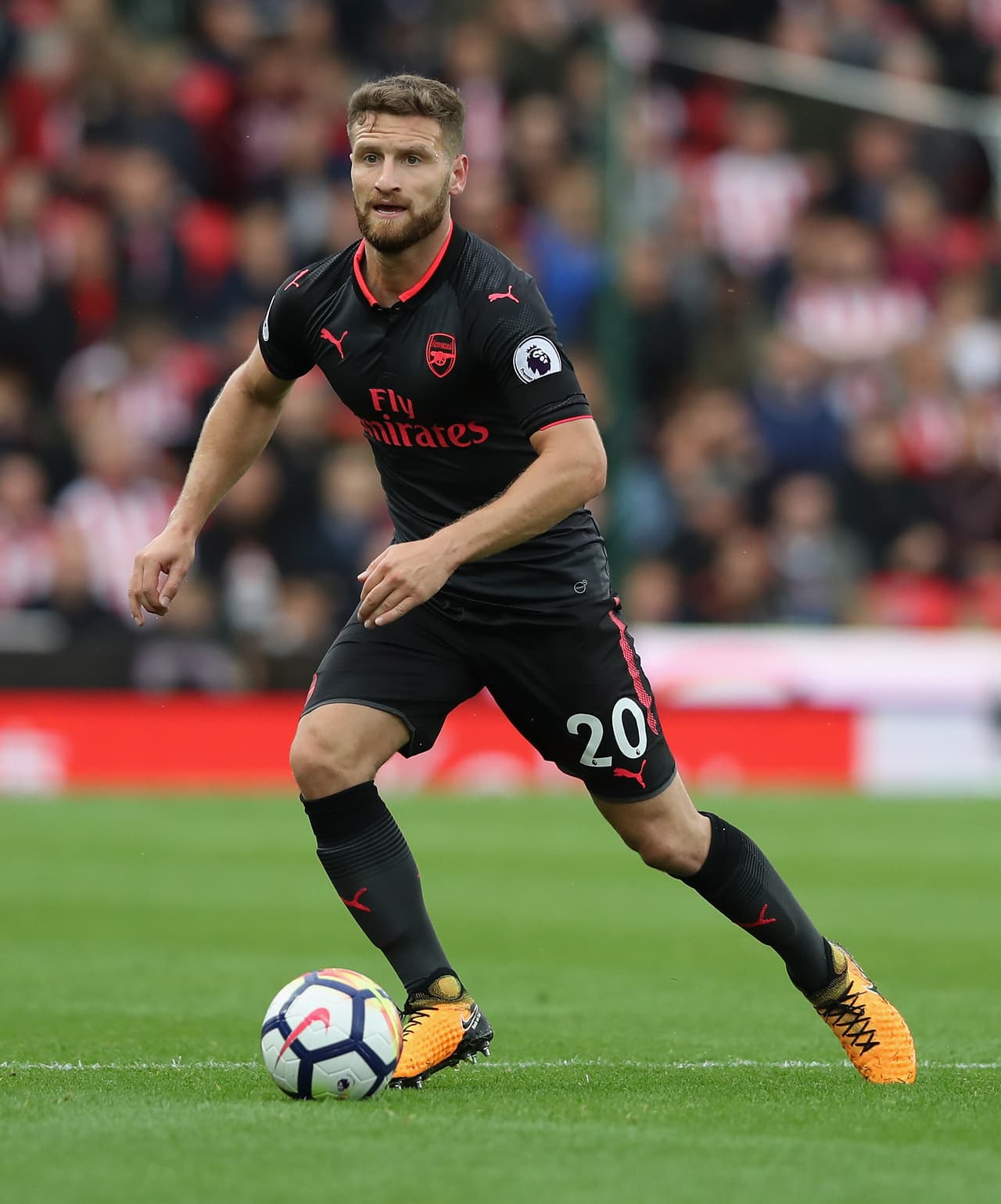 En el Arsenal podría acceder a dejar ir a Shkodran Mustafi al Inter de Milán en este mercado. No se define si venta o préstamo.
