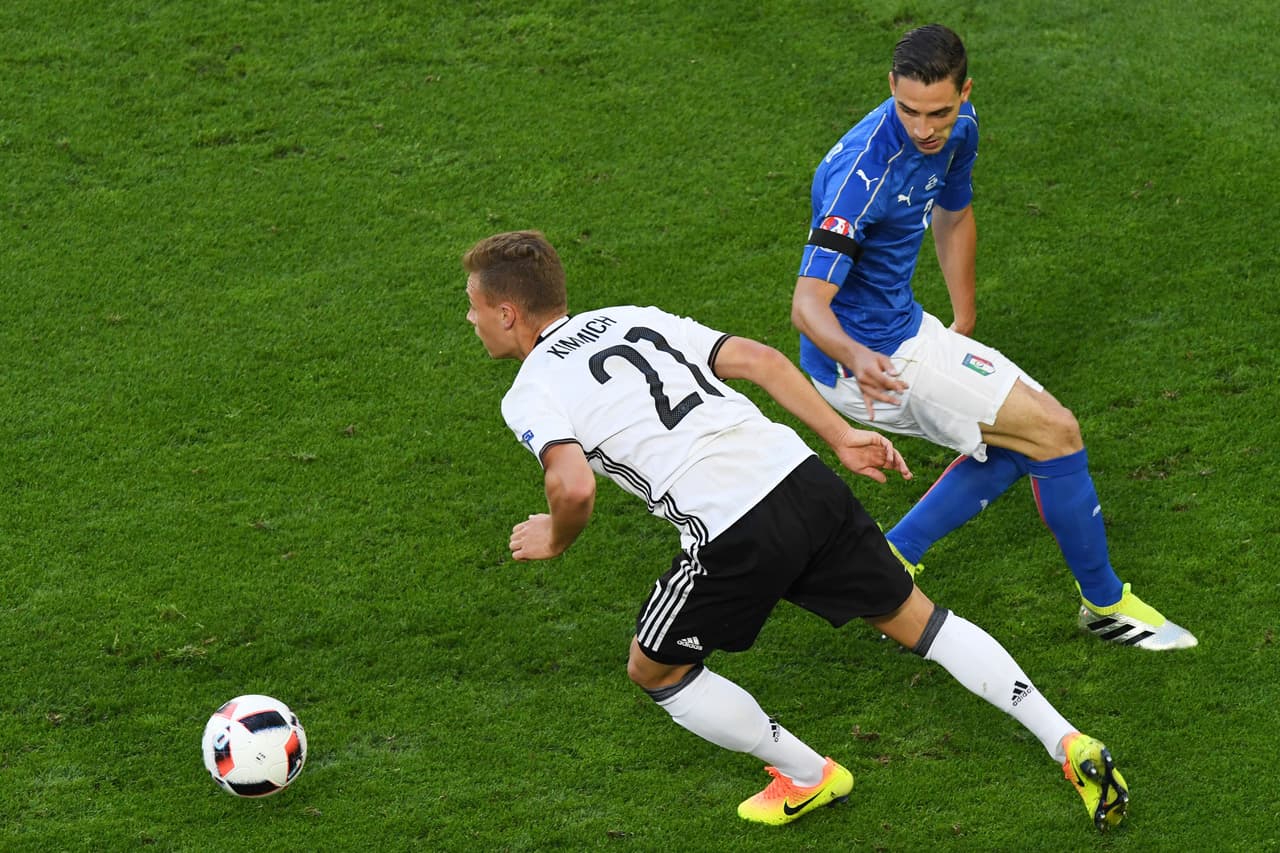 Löw fue un paso más allá con Kimmich: lo usó como lateral/volante en una línea de cinco atrás para sorprender al italiano Antonio Conte en la Eurocopa 2016.