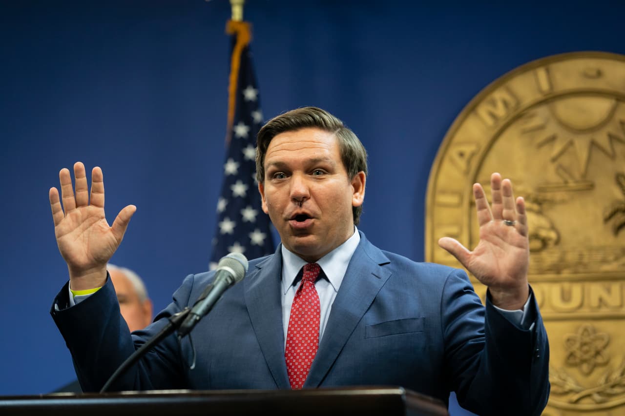 El gobernador Ron DeSantis dijo este miércoles que en las próximas semanas estará ampliando a 55 años la edad para vacunarse contra el coronavirus en Florida, lo que conllevará a que muy pronto puedan hacerlo todas personas en el estado.
<br>