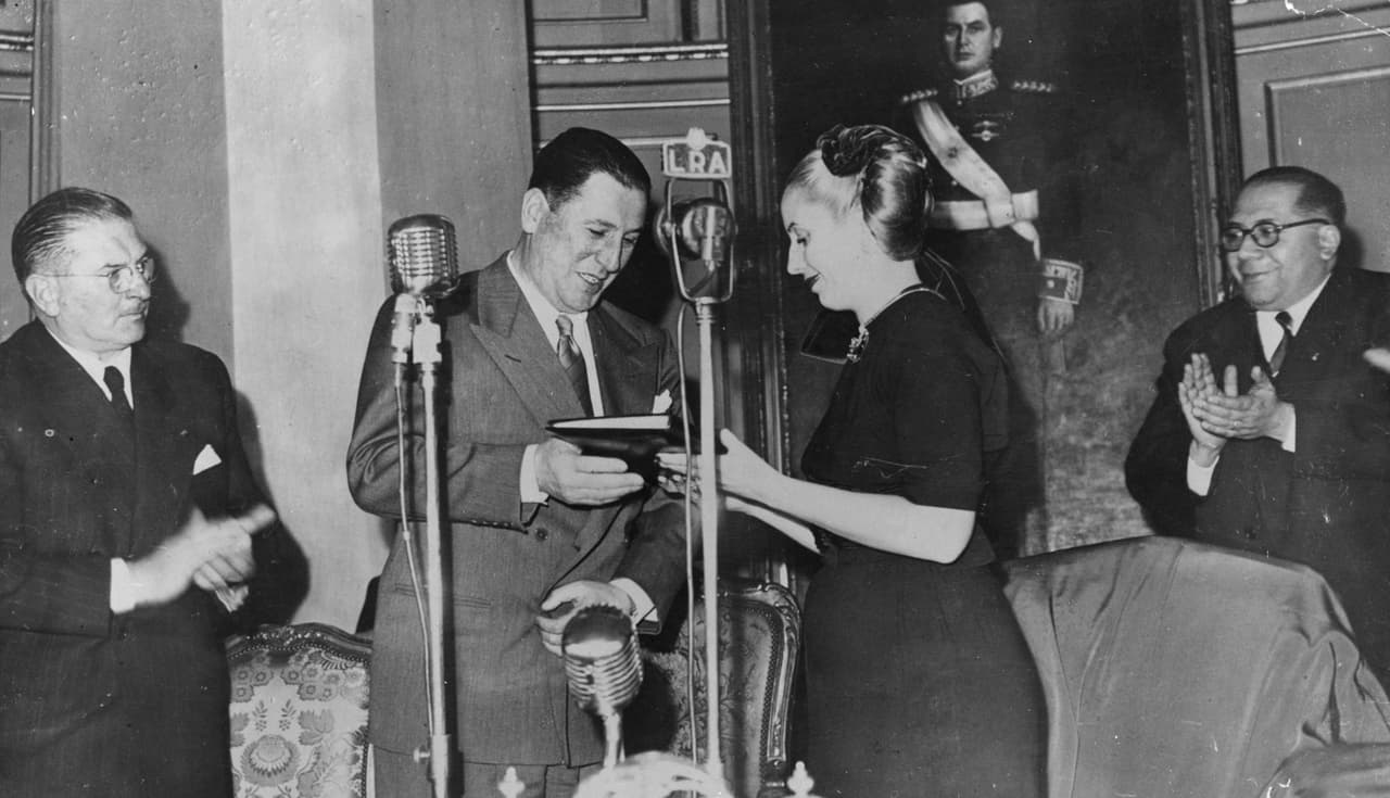 Evita desempeñó un papel sin precedentes como una primera dama poderosa en la Argentina de la primera mitad del siglo XX.