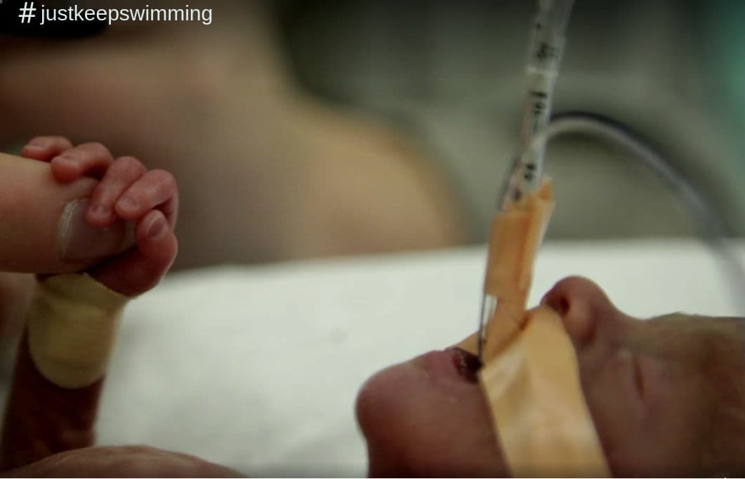 #JustKeepSwimming: mira el video de la inspiradora historia de un bebé prematuro