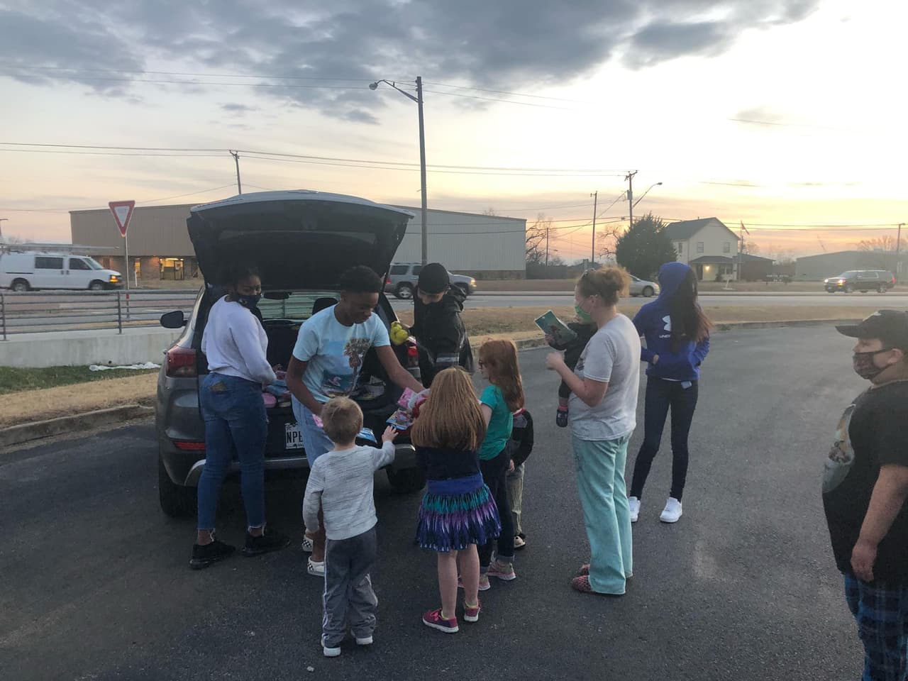 Al verlo los oficiales de policía decidieron unirse a la causa y aportaron regalos de navidad para que el joven pudiera regalarlos a los niños.
<br>