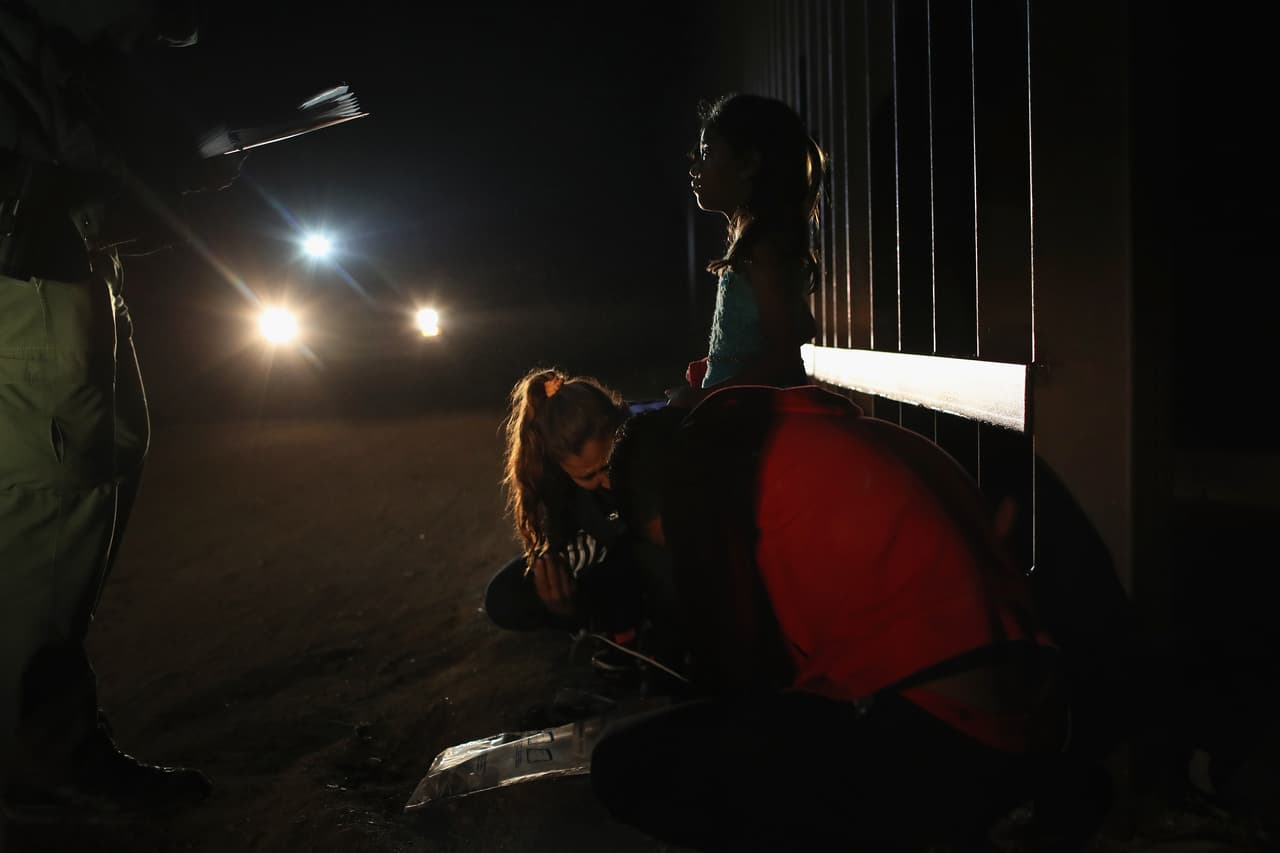 Una niña hondureña de 7 años en el muro fronterizo cerca de Penitas, Texas. La zona del valle del Río Grande es el área fronteriza con el mayor número de detenciones de indocumentados por parte de la Patrulla Fronteriza.