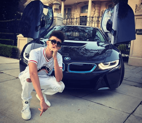 Actualmente 'HotSpanish' radica en California y como a muchos jóvenes de su edad, le encantan los autos deportivos.