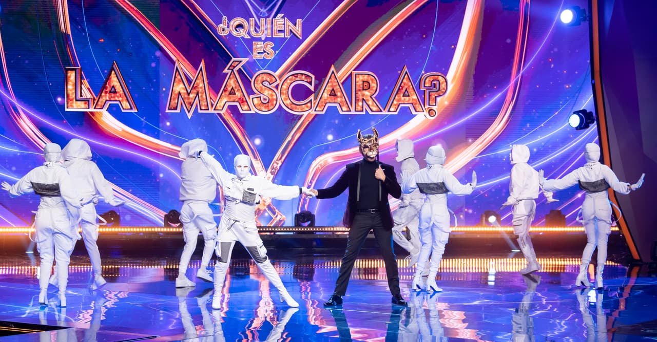 El octavo programa de ¿Quién Es La Máscara? inició con el ya tradicional y siempre espectacular performance de 
<b>Adrián Uribe</b>, acompañado por su grupo de bailarines.