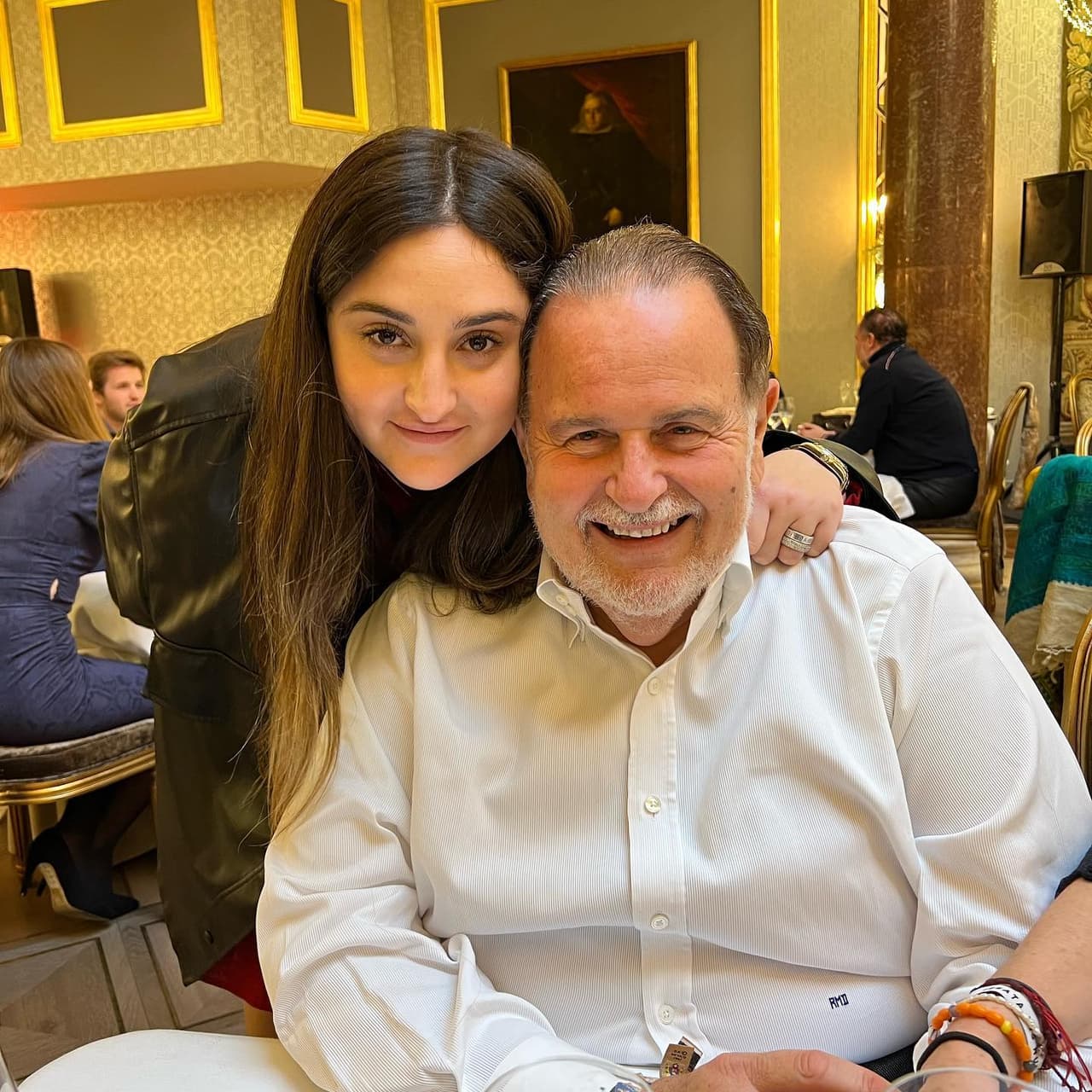 Su hija Mia procura acompañarlo en sus aventuras gastronómicas por lo que sería de esperar que herede el buen paladar de su famosos padre, sin embargo, su estadía en Washington D. C. por sus estudios universitarios le ha impedido estar con él todo el tiempo.