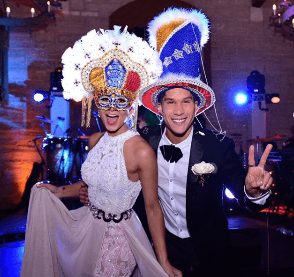 El famoso cantante le hizo pensar que todo se trataba de un video musical, pues la llevó en helicóptero a Canaima, Venezuela. Al llegar ella lo vio desde las alturas 
<b>hincado con un enorme letrero que decía "¿Te casas conmigo?"</b>.
<br>