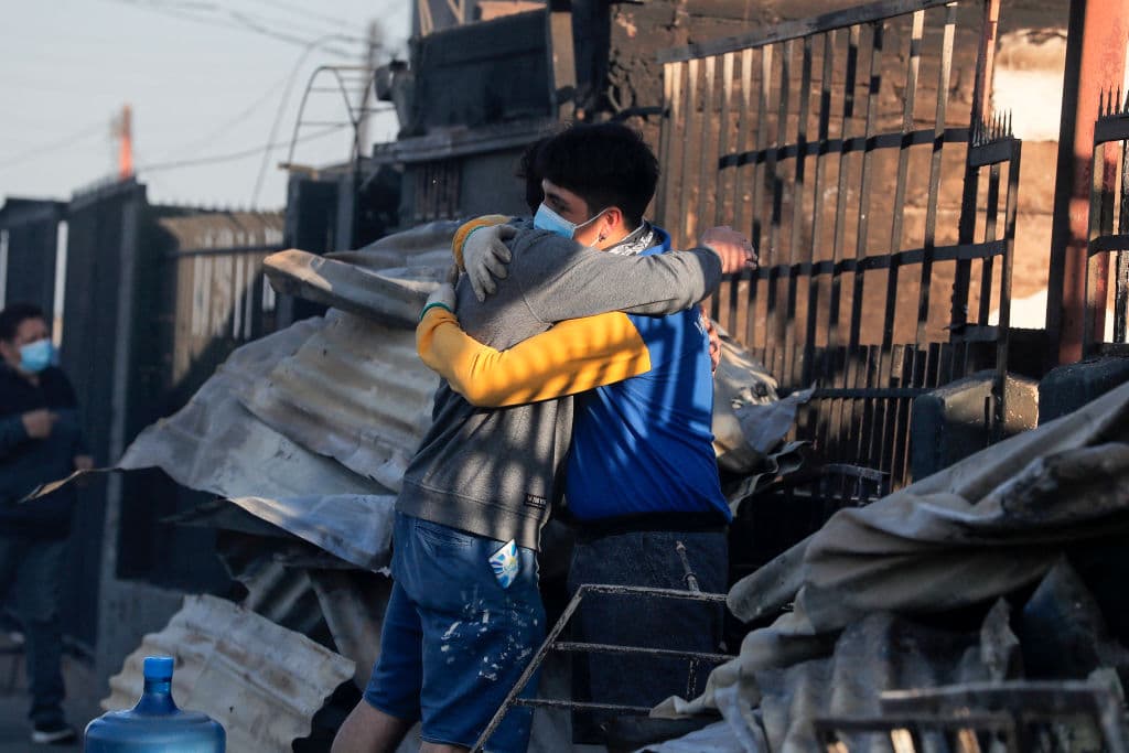 Los bomberos del centro del país se han desplazado para ayudar a contener el fuego que se veía favorecido por los fuertes vientos en la noche, las condiciones de humedad y las altas temperaturas que se han vivido en Chile en diciembre.