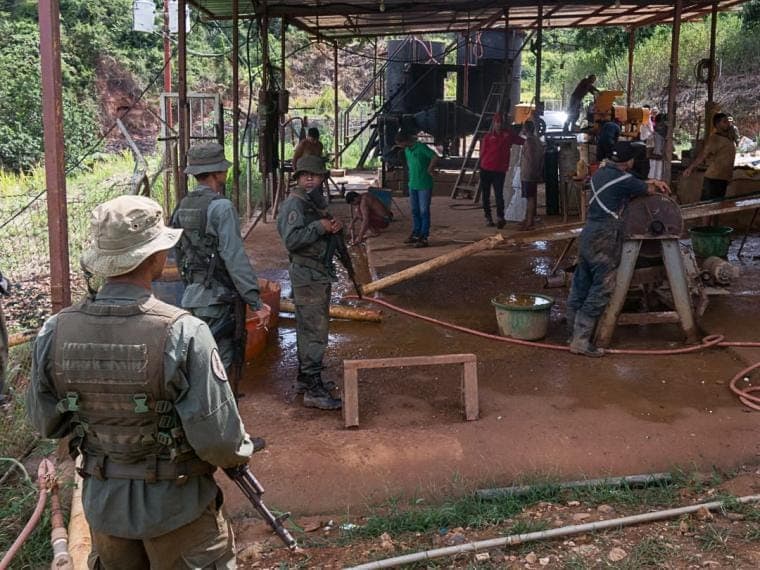 Soldados visitan una obra donde se procesa el oro procedente de diferentes minas informales. La mayor parte se venderá a la compañía estatal Minerven.