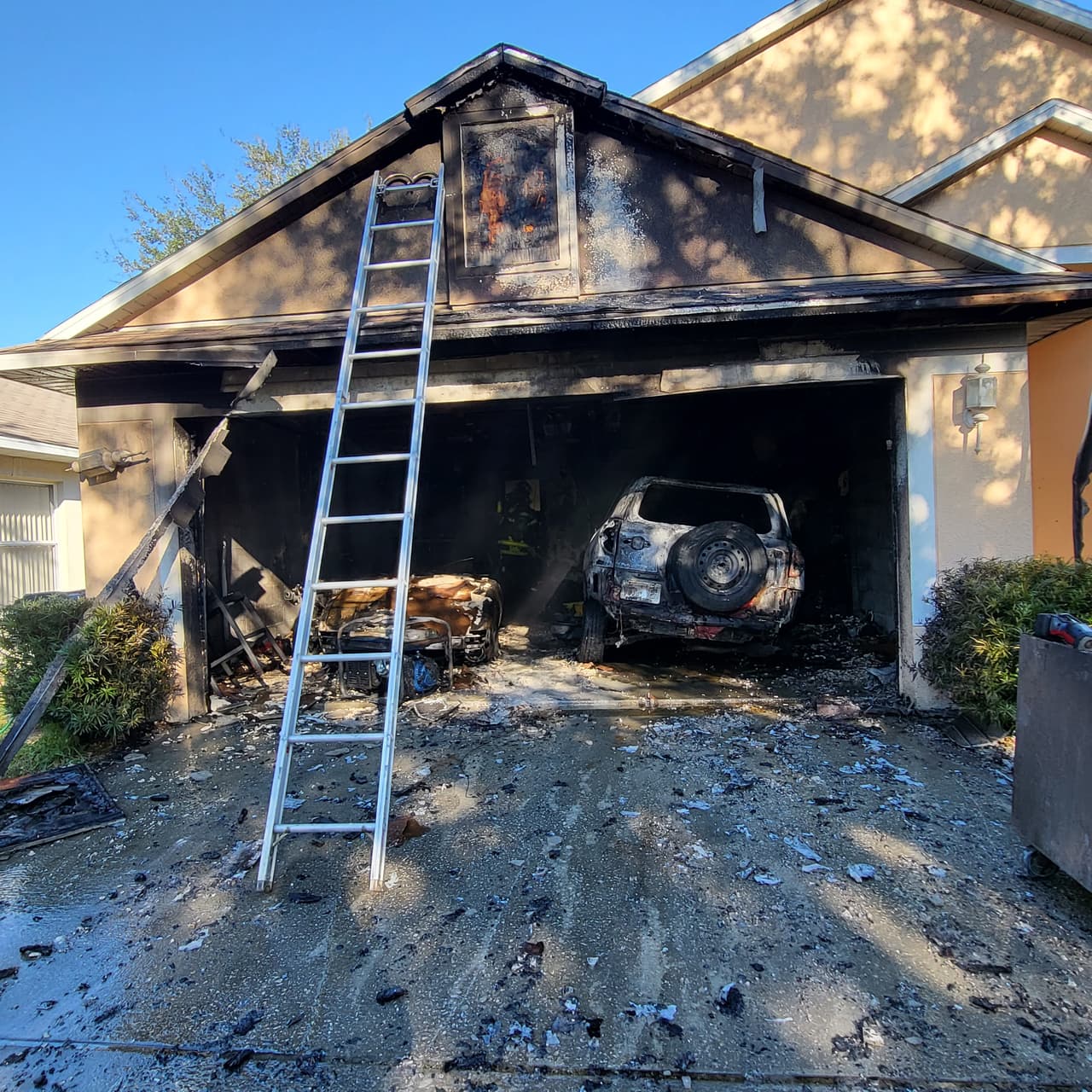 Un garaje se incendió y las llamas consumieron tres vehículos, incluyendo una motocicleta, en Riverview, en la Bahía de Tampa. El fuego se originó la tarde del 8 de octubre cuando el residente de la vivienda cambiaba la bomba de gasolina de uno de los automóviles. El Departamento de Bomberos del condado Hillsborough acudió a sofocar las llamas y no se reportaron personas lesionadas.