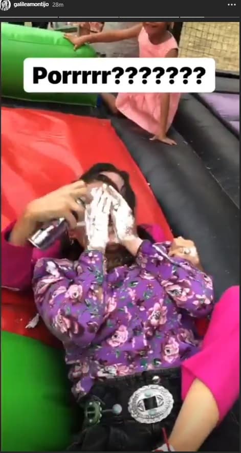 Galilea corrió hacia uno de los inflables que estaban en la fiesta, pensando que su comadre desistiría del juego; sin embargo, eso no ocurrió.