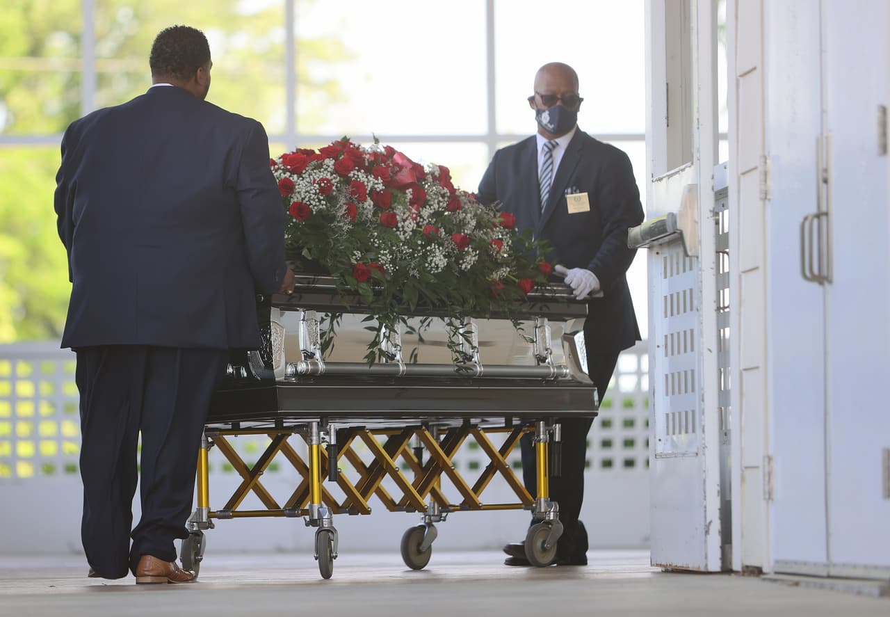 El hombre de 42 años 
<a href="https://www.univision.com/local/north-carolina-wuvc/hombre-fue-abatido-a-tiros-por-policia-en-elizabeth-city">fue baleado el 21 de abril en Elizabeth City,</a> en la costa este de Carolina del Norte, cuando agentes cumplían una orden judicial. 
<b>El operativo derivó en un tiroteo</b> que le costó la vida a Brown, quien tenía cargos relacionados con drogas.